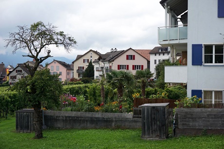 Ein bunter Garten mit mediterranem Flair inmitten von Maienfeld.