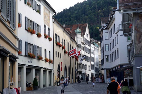 Mit Fahnen geschmückte Altstadtgasse in Chur.