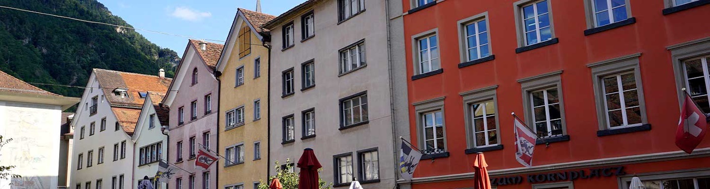 Blick auf die Altstadthäuser am Churer Kornplatz.