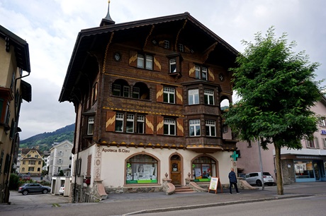 Die in einem wunderschön gestalteten Holzchalet untergebrachte Apoteca S. Clau in Ilanz.