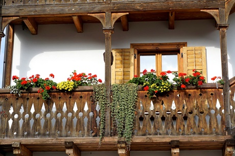 Der liebevoll mit Blumen geschmückte Balkon eines Wohnhauses in Ilanz.