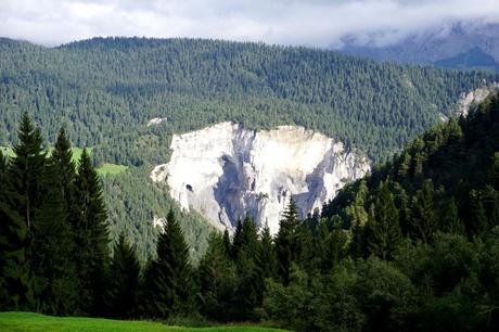 Ein weiterer Blick auf die schneeweißen, von grünen Tannenwäldern eingerahmten Steilwände der Rheinschlucht, wie sie von der Straße nach Bonaduz aus zu sehen sind.