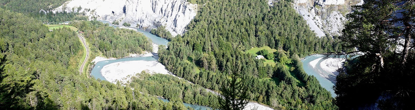 Der Rhein windet sich in vielen Kurven durch die idyllische Rheinschlucht.