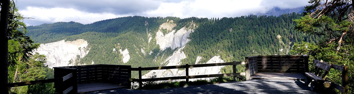 Die Felsen der Rheinschlucht von einer Aussichtsplattform aus gesehen.