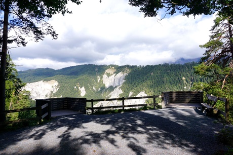 Aussichtsplattform über die Rheinschlucht bei Versam.