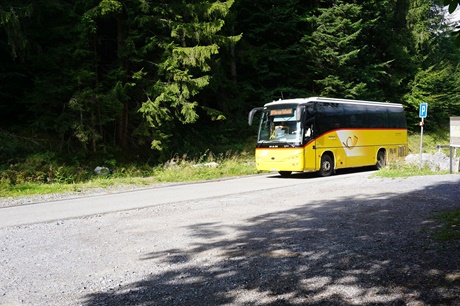 Das Postauto von Versam nach Safiental.