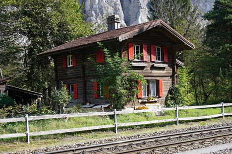 Ein altes Bahnwärterhäuschen entlang der Bahnstrecke durch die Rheinschlucht.