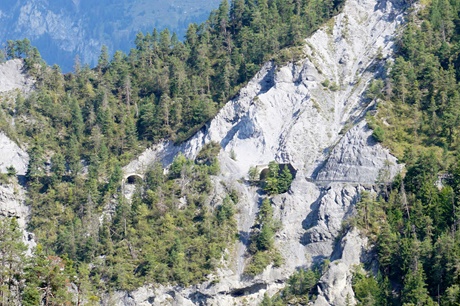 Blick auf die durch mehrere Galerien verlaufende Straße oberhalb der Rheinschlucht.