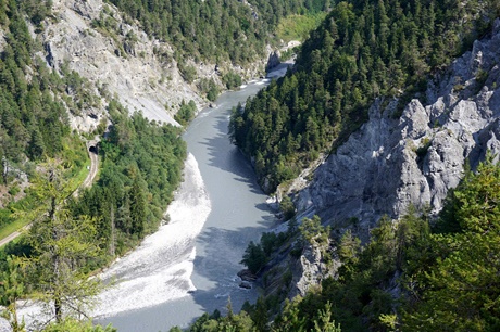 Die Rheinschlucht vom oben genannten Aussichtspunkt aus gesehen.