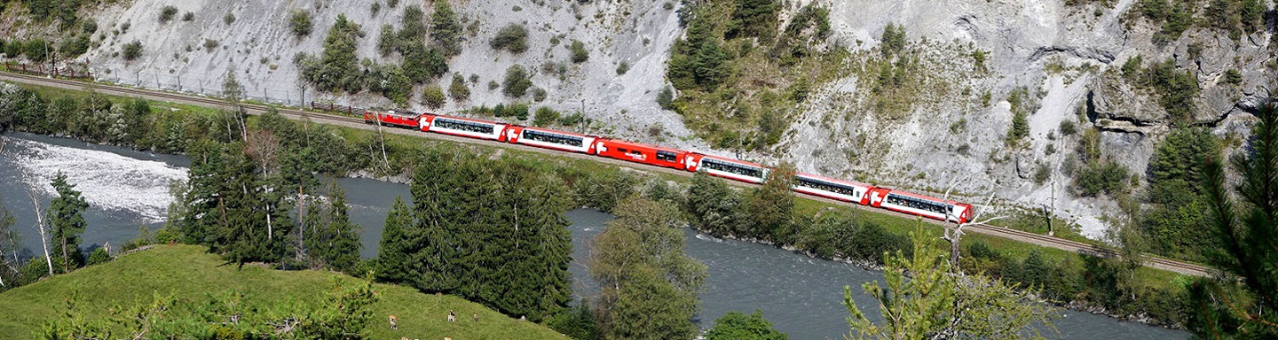 Der Glacier-Express fährt durch die Rheinschlucht.