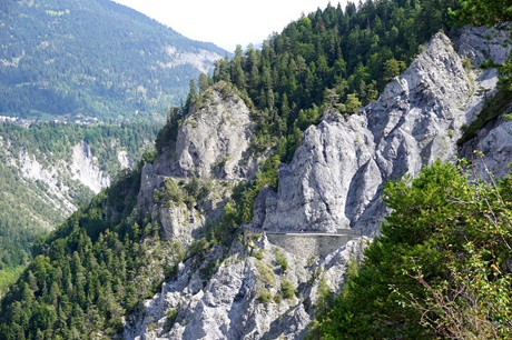 Blick auf die an eindrucksvollen Steilhängen entlang verlaufende Straße nach Bonaduz.