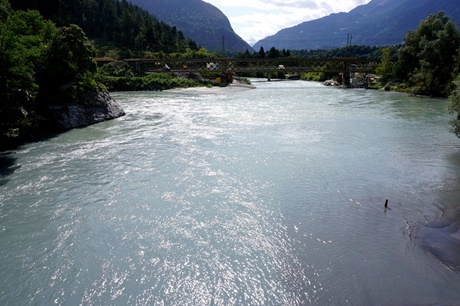 Schöner Panoramablick auf die Rheinbrücke von Tamins und den Zusammenflus von Hinter- und Vorderrhein.