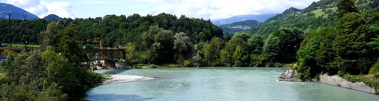 Der Zusammenfluss von Hinter- und Vorderrhein bei Reichenau.