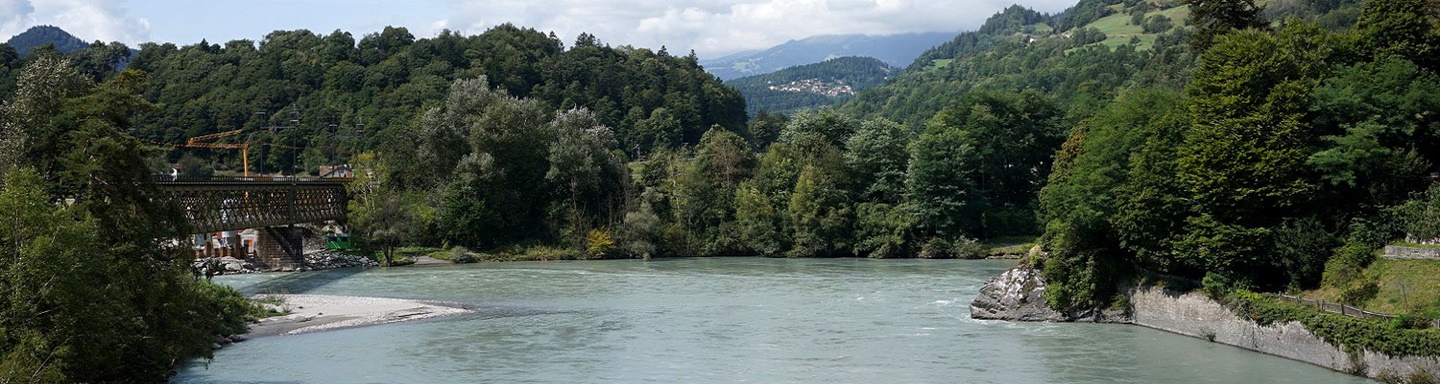 Die "Geburtsstätte" des Rheins bei Reichenau, wo Vorder- und Hinterrhein sich vereinen.