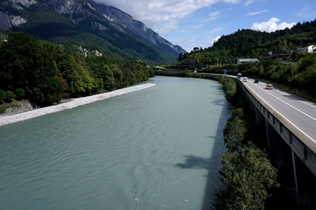 Der beim Zusammenfluss von Vorder- und Hinterrhein geborene Rhein bei Reichenau, am rechten Bildrand die Schweizer Autobahn 13.