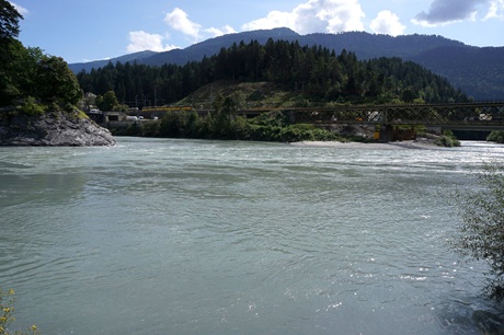 Der Zusammenfluss von Vorder- und Hinterrhein bei Reichenau.