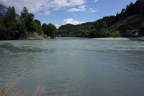 Ein idyllisches, von Bäumen und zwei Brücken eingerahmtese Plätzchen am Zusammenfluss von Vorder- und Hinterrhein.