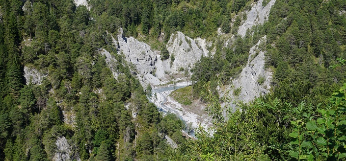 Die Rheinschlucht von der über ihr verlaufenden Straße aus gesehen.