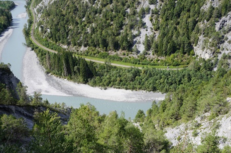 Ein weiterer Blick auf den türkisblauen, von grünen Tannenwäldern eingerahmten Rhein.