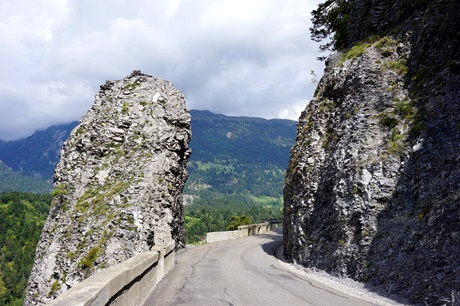Zwei Felsen, die die Straße nach Bonaduz säumen, bilden ein nach oben hin offenes "Tor".