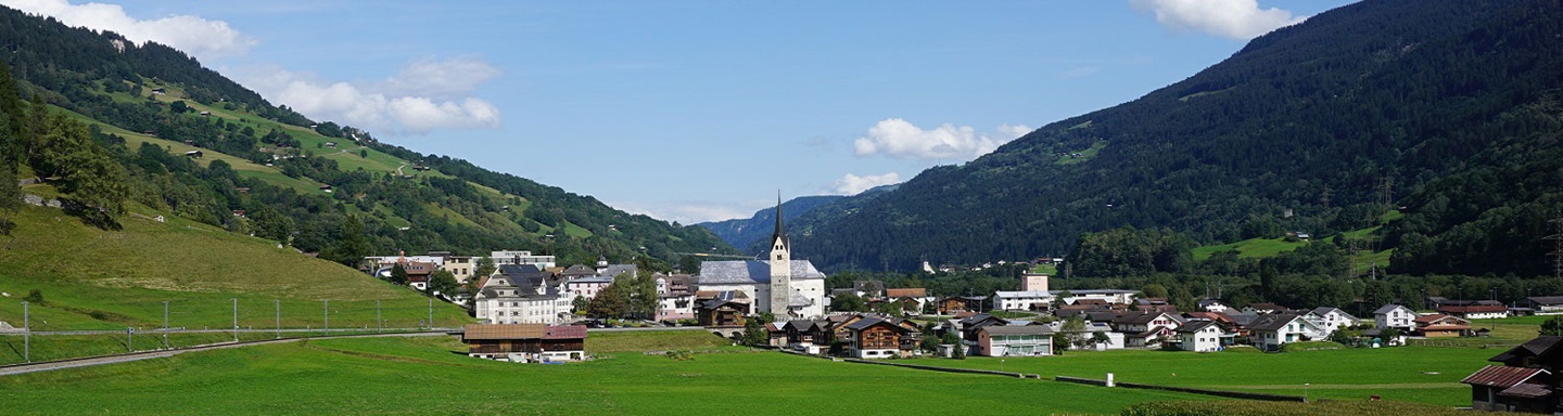 Blick auf Trun in der Surselva; im Zentrum die Pfarrkirche St. Martin.