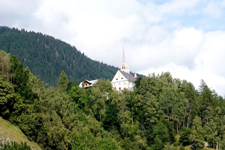 Blick auf die oberhalb von Trun gelegene Wallfahrtskirche "Maria Licht".