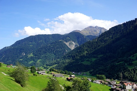 Der majestätische Oberalppass und die ihm zu Füßen liegenden Dörfer von Disentis aus gesehen.