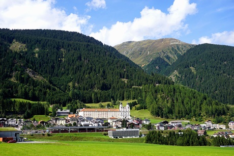 Das imposante Benediktinerkloster von Disentis, unterhalb des Lukmanierpasses.