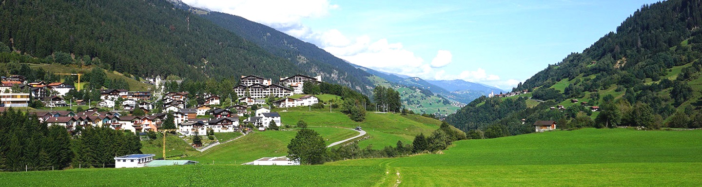 Blick in die verträumte Landschaft der Surselva.