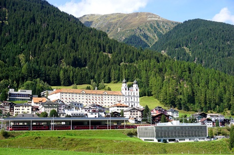 Das majestätische Benediktinerkloster von Disentis mit seiner zweitürmigen Kirche.