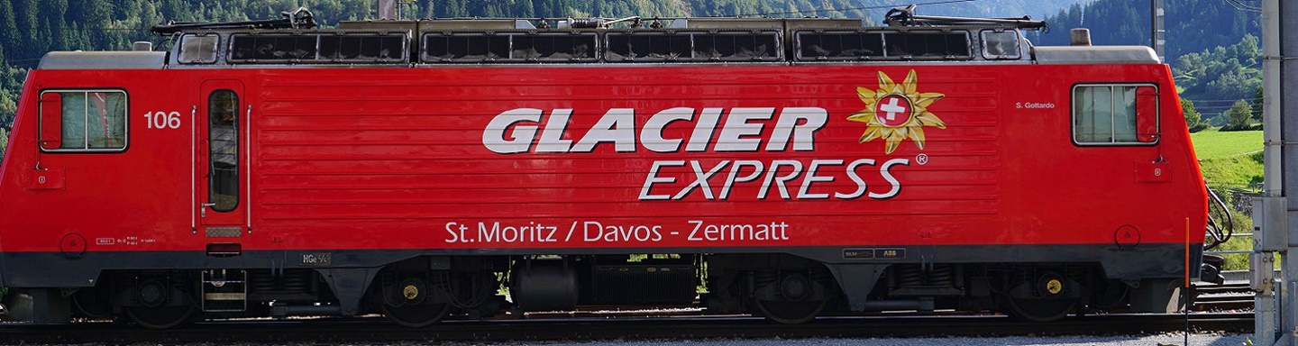 Der Glacier-Express beim Halt in Disentis.