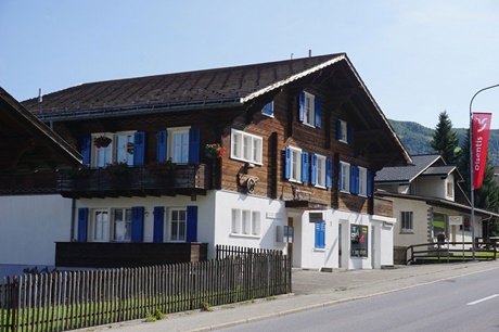 Ein als Ferienwohnung genutztes typisches Holzchalet im Ortskern von Disentis.