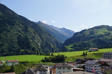 Die wunderschöne Bergwelt der Oberen Surselva von Disentis aus gesehen.