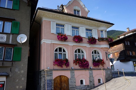 Impressionen aus der Via Alpsu in Disentis - im Vordergrund die Pizzeria Surselva.