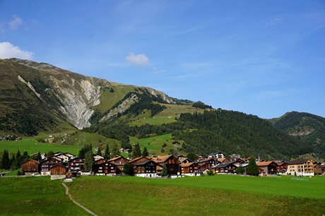 Blick auf Sedrun, den Hauptort der politischen Gemeinde Tujetsch.