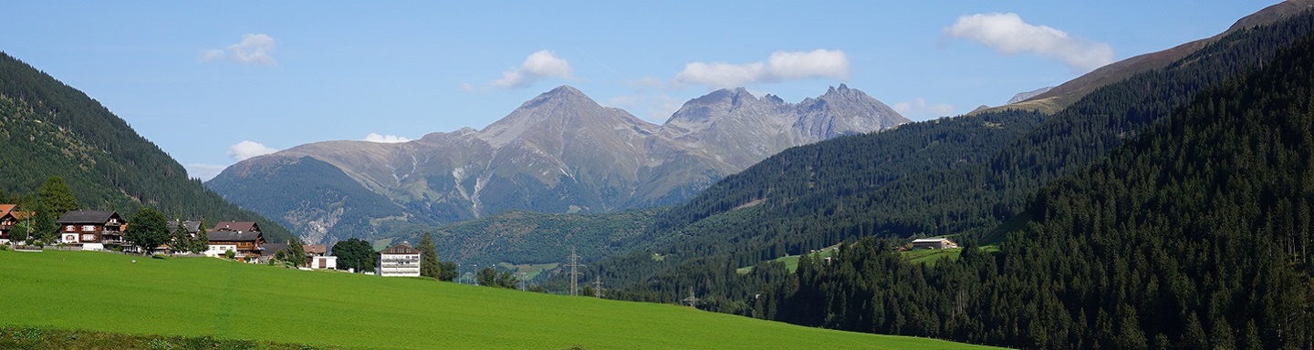 Ein Ausläufer des Dorfes Sedrun vor einer herrlichen Bergkulisse.