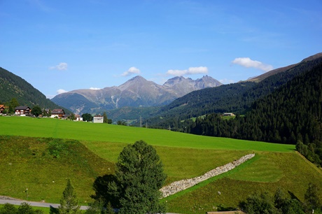 Die wunderschöne Bergwelt der Oberen Surselva bei Sedrun.