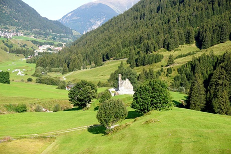 Herrlicher Einblick in die Surselva, im Vordergrund die Burgruine Pontaningen bei Sedrun.