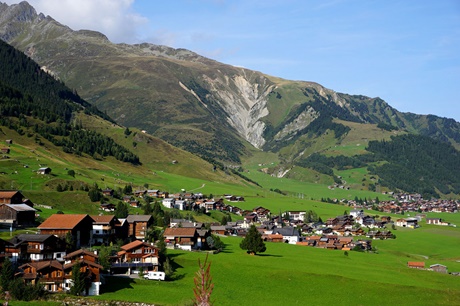 Die Häuser des Dorfes Rueras vor einer herrlichen Bergkulisse.