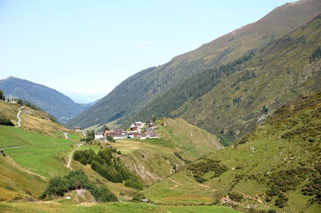 Das zu Füßen des Oberalppasses in der Surselva gelegene Dörfchen Tschamut.