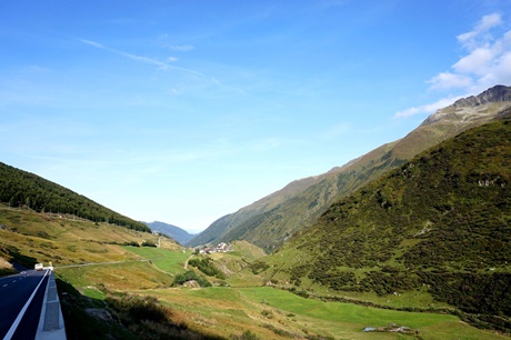 Die Bergwelt der Surselva bei Tschamut.