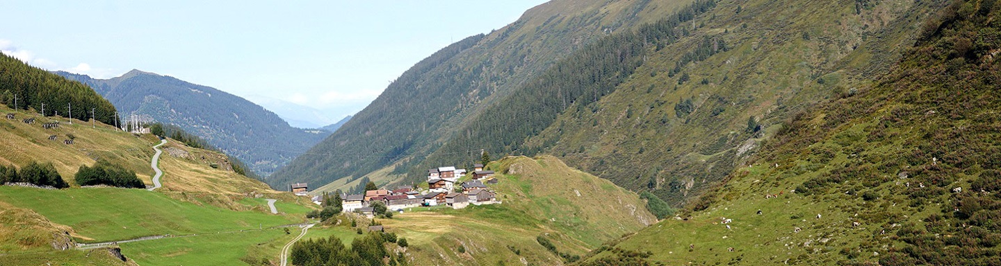 Blick auf das unterhalb des Oberalppasses gelegene romantische Berdorf Tschamut.