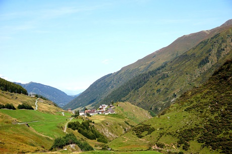 Panoramablick auf Tschamut und seine Berge.