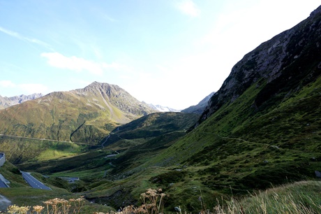 Der Oberalppass und die zu ihm hinaufführende Straße von Oberwald aus gesehen.