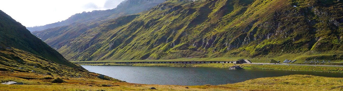 Der Oberalpsee auf der Passhöhe des Oberalppasses.