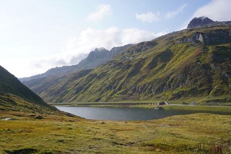 Der auf der Passhöhe des Oberalppasses gelegene Oberalpsee.