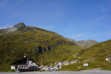 Die Passhöhe des Oberalppasses mit dem Restaurant "Piz Calmot".