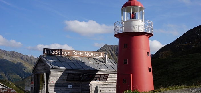 Der Leuchtturm Rheinquelle und das dazugehörige Infozentrum auf dem Oberalppass.