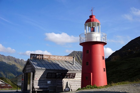 Der Leuchtturm und das Infozentrum "Rheinquelle" auf der Passhöhe des Oberalppasses.