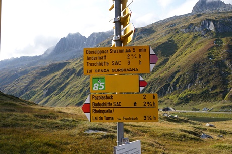 Gelber Wegweiser (u.a. zur Rheinquelle) auf der Passhöhe des Oberalppasses.